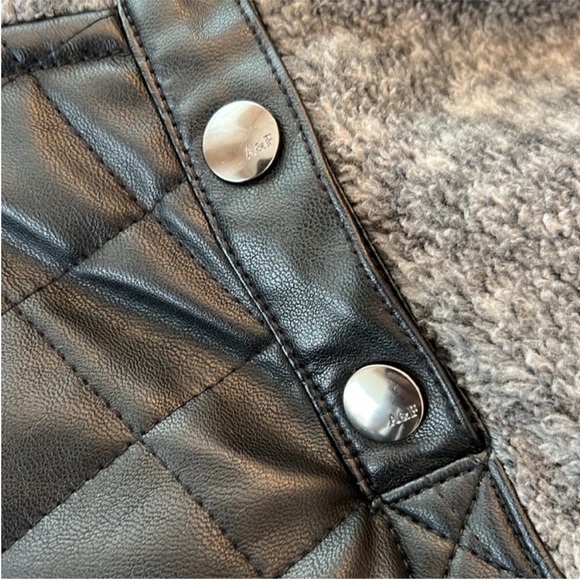 NWOT Abercrombie & Fitch Asymmetrical Snap up Fleece - Picture 4 of 9